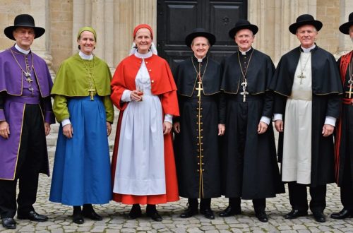 découvrez les vêtements catholiques traditionnels et leur signification dans la liturgie et la culture religieuse, gérez votre apparence avec respect et piété.